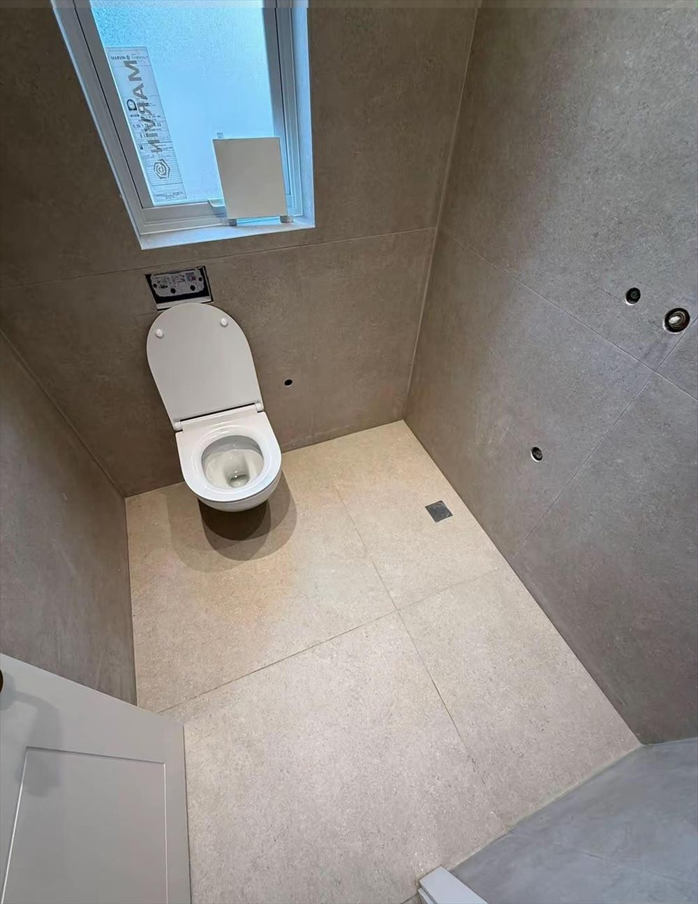 אותו חדר שירותים נקי ומבריק אחרי הניקיון של OB-CLEAN