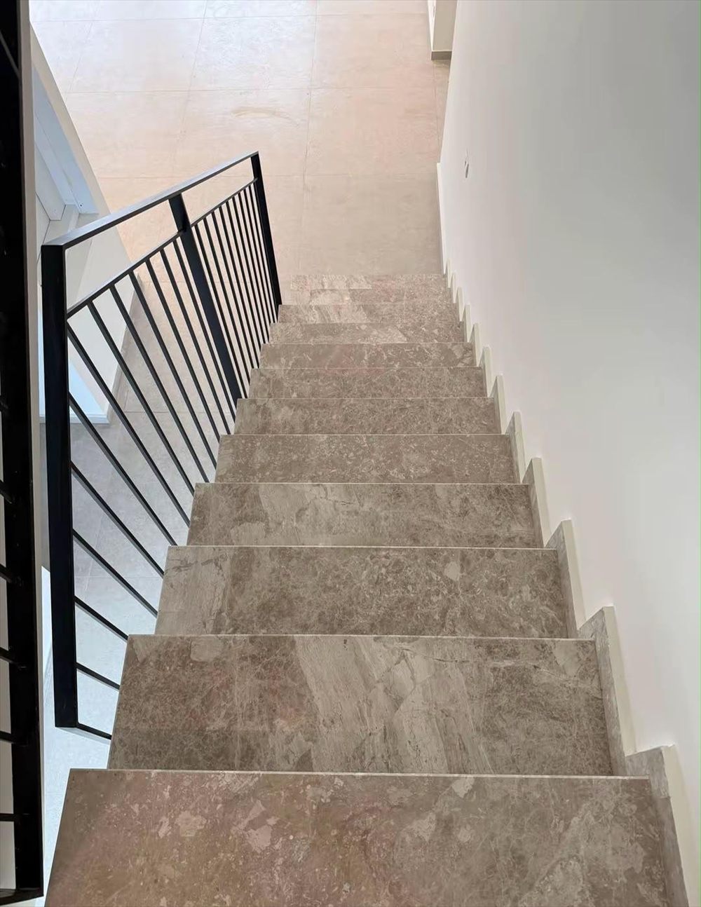 אותן מדרגות נקיות ומבריקות אחרי הניקיון של OB-CLEAN